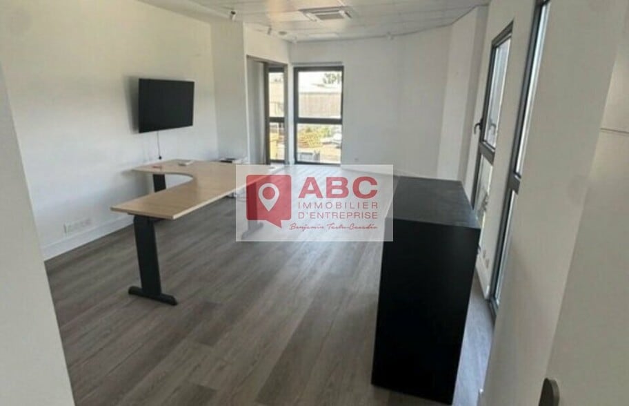 Flex in Mauguio for lease - Interior Photo - Image 2 of 4