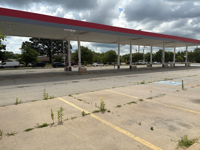 1501 N Lincoln Ave, Urbana, IL for lease - Building Photo - Image 2 of 3