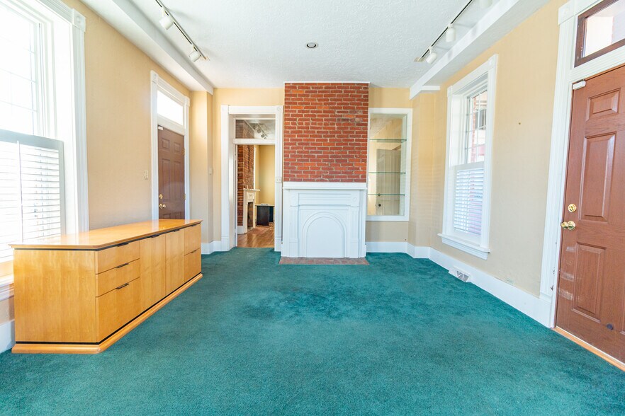 323 S Main St, Zelienople, PA à louer - Photo du bâtiment - Image 3 de 47