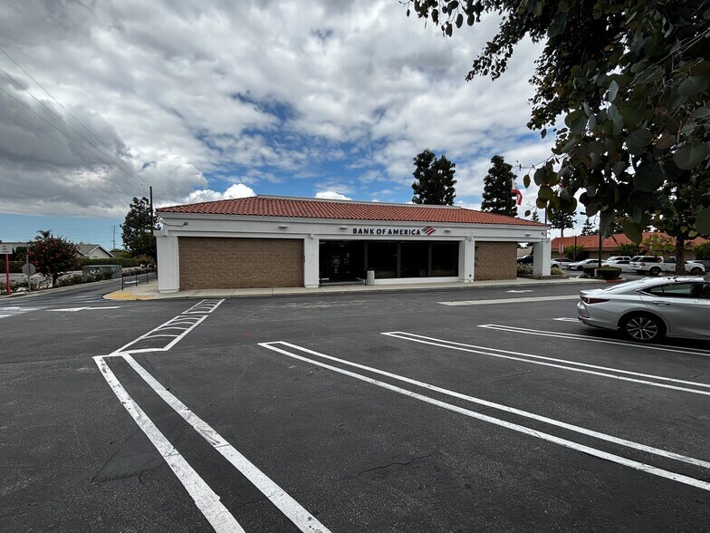17863 Santiago Blvd, Villa Park, CA à louer - Photo du bâtiment - Image 3 de 8