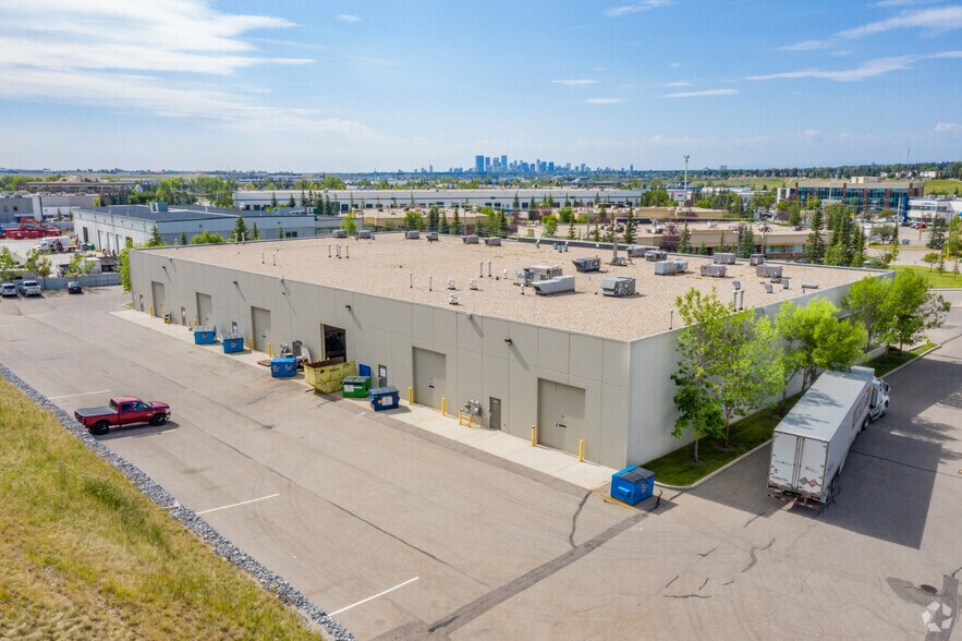 7854-7878 10th St NE, Calgary, AB à louer - Photo du bâtiment - Image 2 de 6