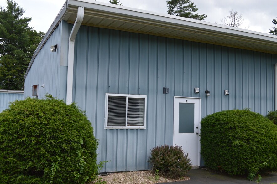 15 Herman Dr, Simsbury, CT à louer - Photo du bâtiment - Image 3 de 10