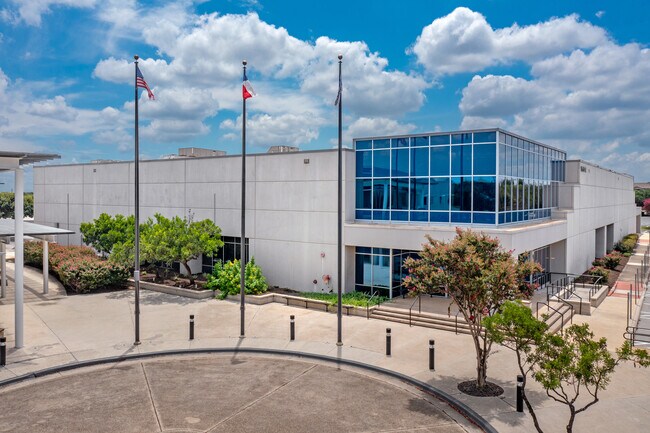 Plus de détails pour 1560 Cable Ranch Rd, San Antonio, TX - Flex à vendre