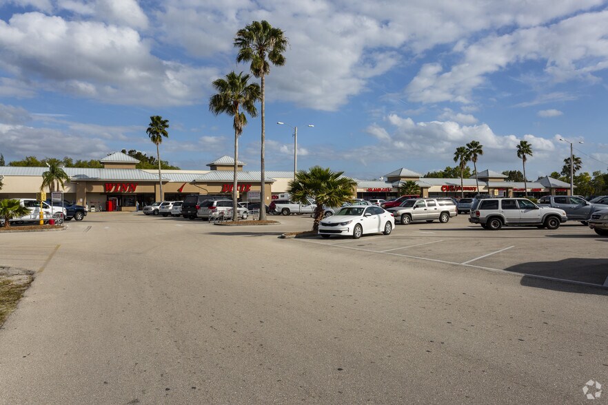 9830-9864 Stringfellow Rd, Saint James City, FL à louer - Photo du bâtiment - Image 3 de 5