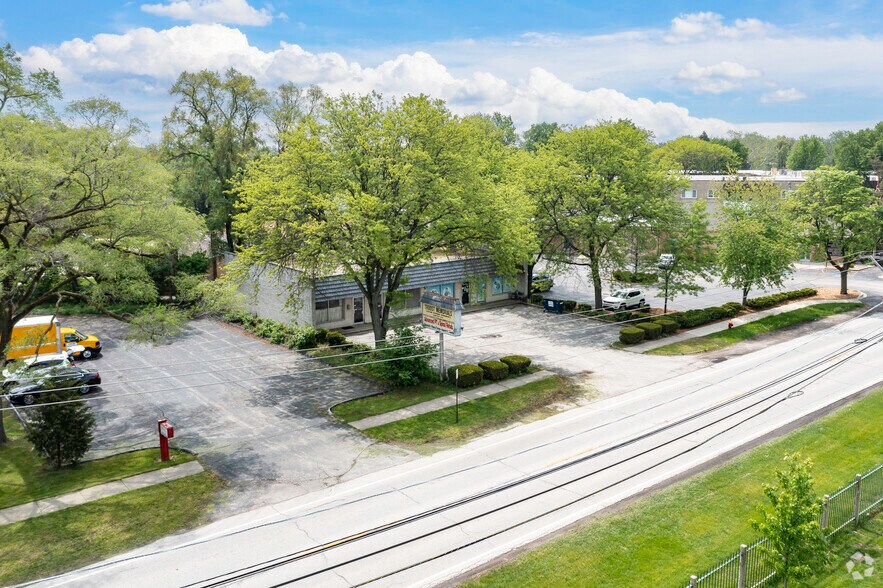 9849-9853 Gross Point Rd, Skokie, IL for lease - Building Photo - Image 2 of 4