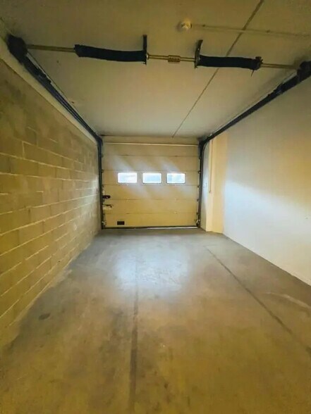 Flex in Trappes for lease - Building Photo - Image 3 of 6