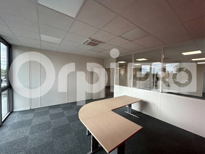 Office in Belleville En Beaujolais for lease - Interior Photo - Image 3 of 6