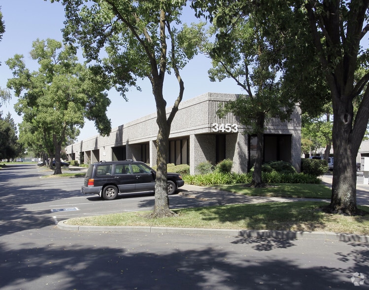 3453 Ramona Ave, Sacramento, CA à louer - Photo du bâtiment - Image 3 de 4