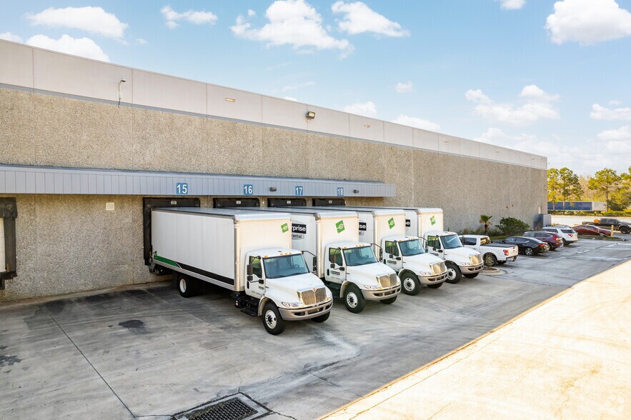 2702 Directors Row, Orlando, FL à louer - Photo du bâtiment - Image 2 de 5