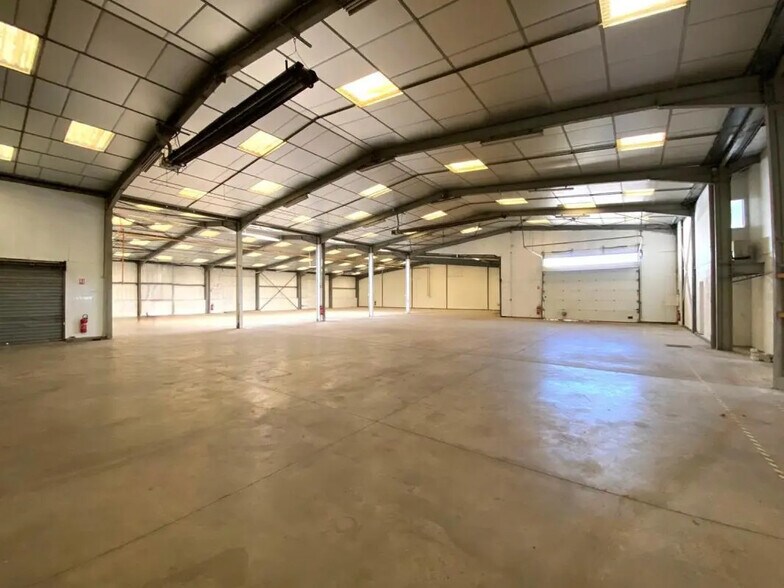 Bureau dans CIVRIEUX-D'AZERGUES à louer - Photo du bâtiment - Image 2 de 9