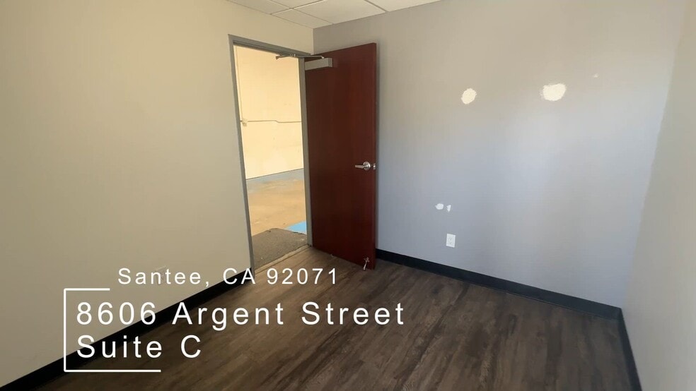 8606 Argent St, Santee, CA à louer - Vidéo sur l’inscription commerciale - Image 2 de 3