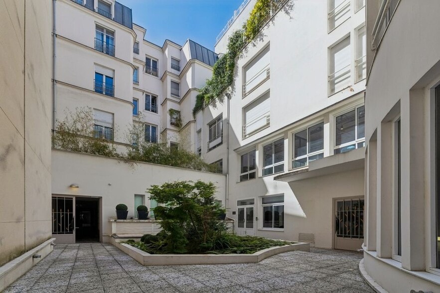 26 Rue Bayard, Paris for lease - Building Photo - Image 2 of 9