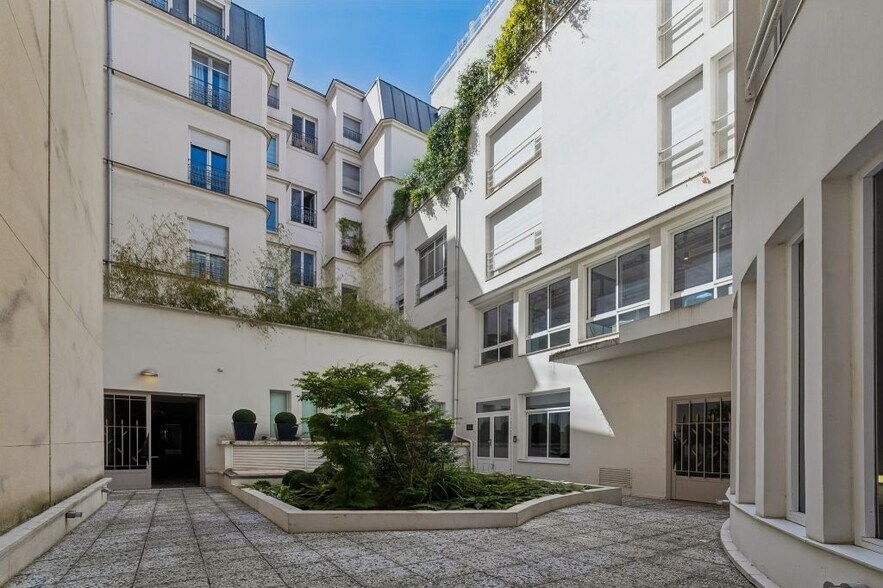 26 Rue Bayard, Paris à louer - Photo du bâtiment - Image 2 de 9