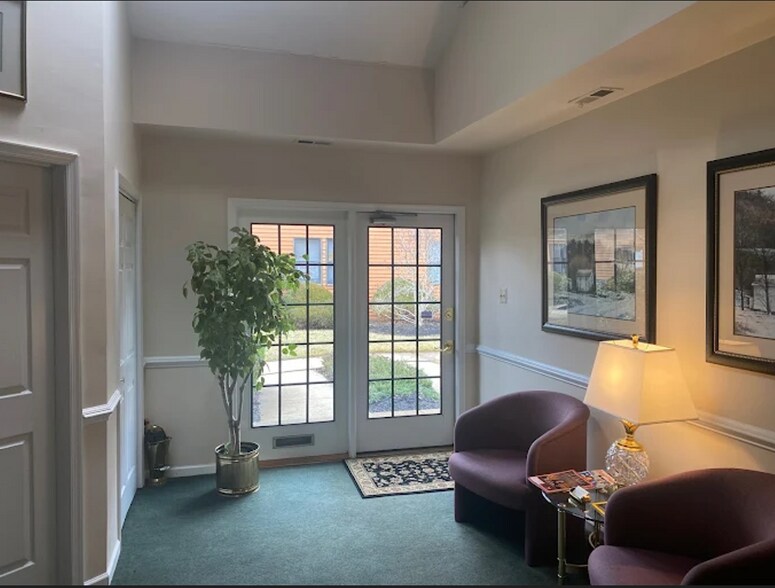 301 Oxford Valley Rd, Yardley, PA à louer - Photo du bâtiment - Image 3 de 9