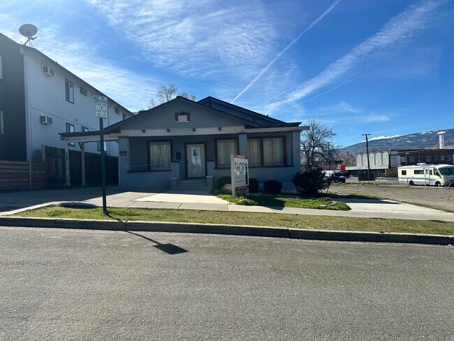 Plus de détails pour 72 Burns St, Reno, NV - Commerce de détail à louer