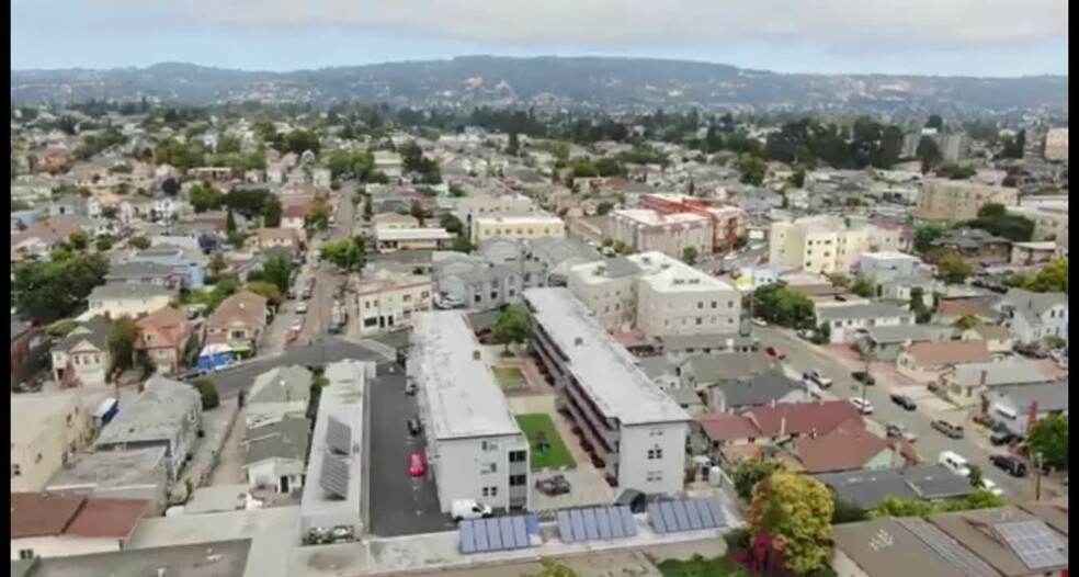 Oakland Portfolio portefeuille de 4 propriétés à vendre sur LoopNet.ca - Vidéo sur l’inscription commerciale - Image 3 de 8