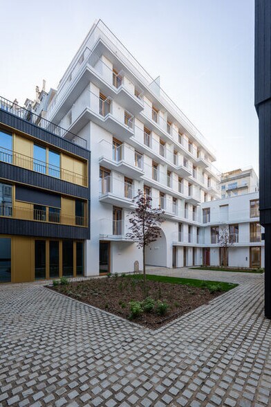5 Place Léon Blum, Paris à vendre - Photo du bâtiment - Image 3 de 16