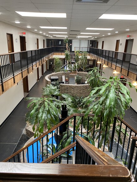 1900 N Macarthur Blvd, Oklahoma City, OK for sale - Interior Photo - Image 2 of 19