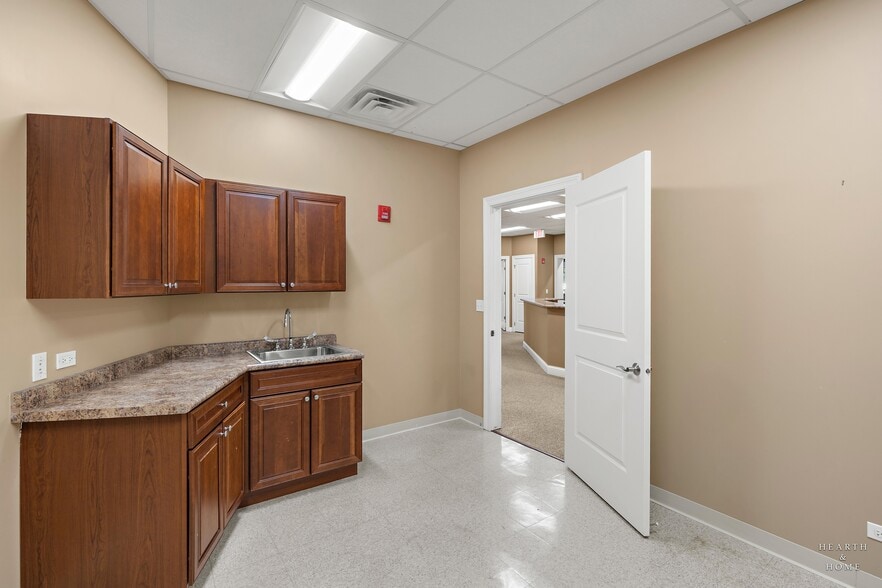 1232-1280 American Way, Libertyville, IL for lease - Interior Photo - Image 3 of 28