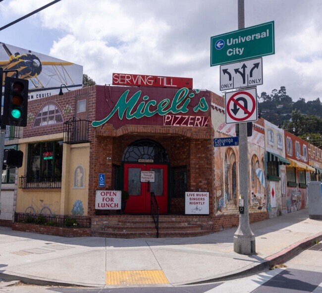 Plus de détails pour 3655 Cahuenga Blvd W, Los Angeles, CA - Commerce de détail à vendre