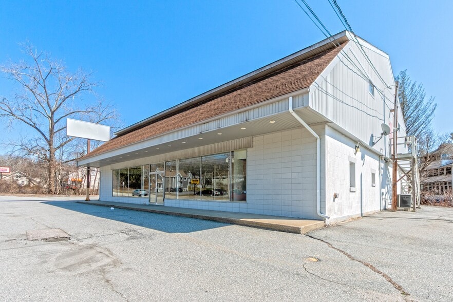 558 W Main St, Norwich, CT à louer - Photo du bâtiment - Image 2 de 9