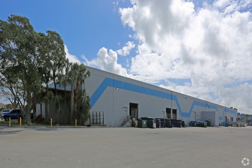 3600-3630 Reese Ave, Riviera Beach, FL à louer - Photo du bâtiment - Image 3 de 6