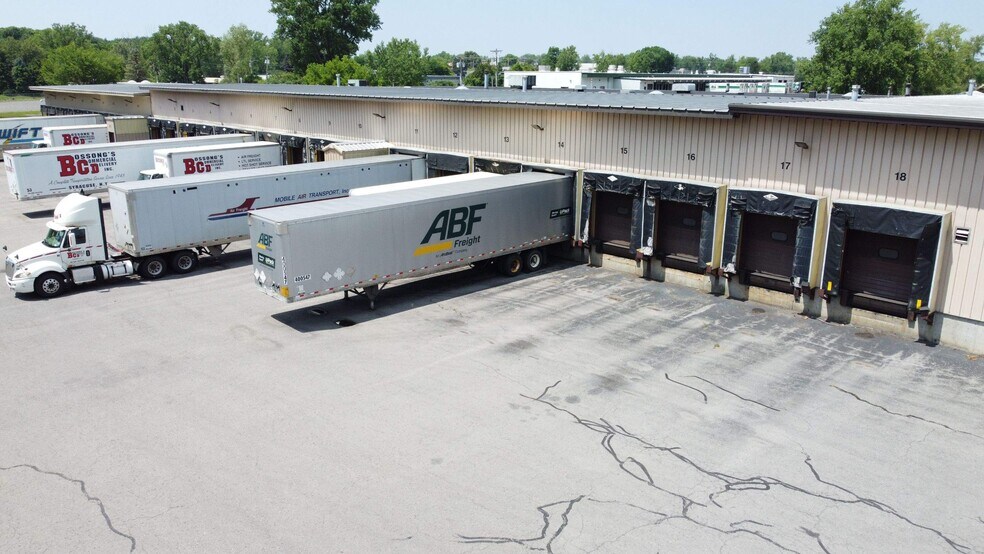 6713 Pickard Dr, Mattydale, NY à vendre - Photo du bâtiment - Image 3 de 13