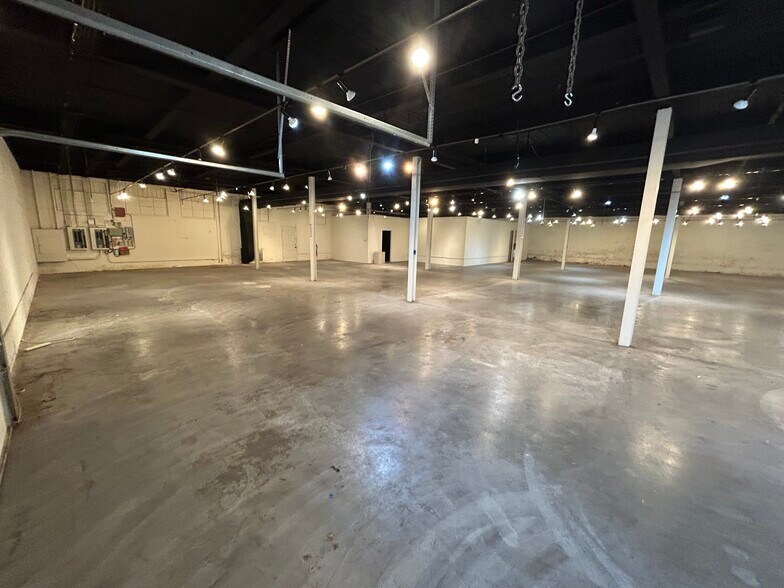 208 N Elm St, High Point, NC à louer - Photo du bâtiment - Image 2 de 6