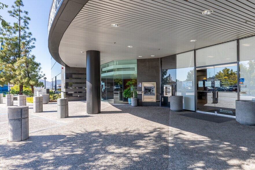 900 Canterbury Pl, Escondido, CA à louer - Photo du bâtiment - Image 3 de 20