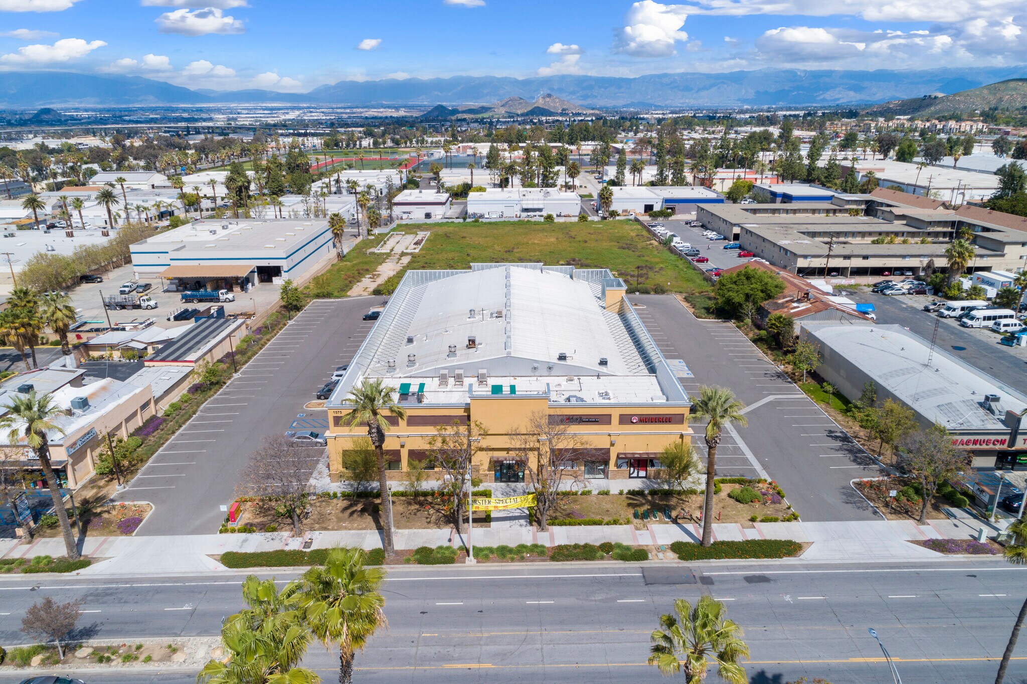 1575 University Ave, Riverside, CA à louer Photo principale- Image 1 de 13