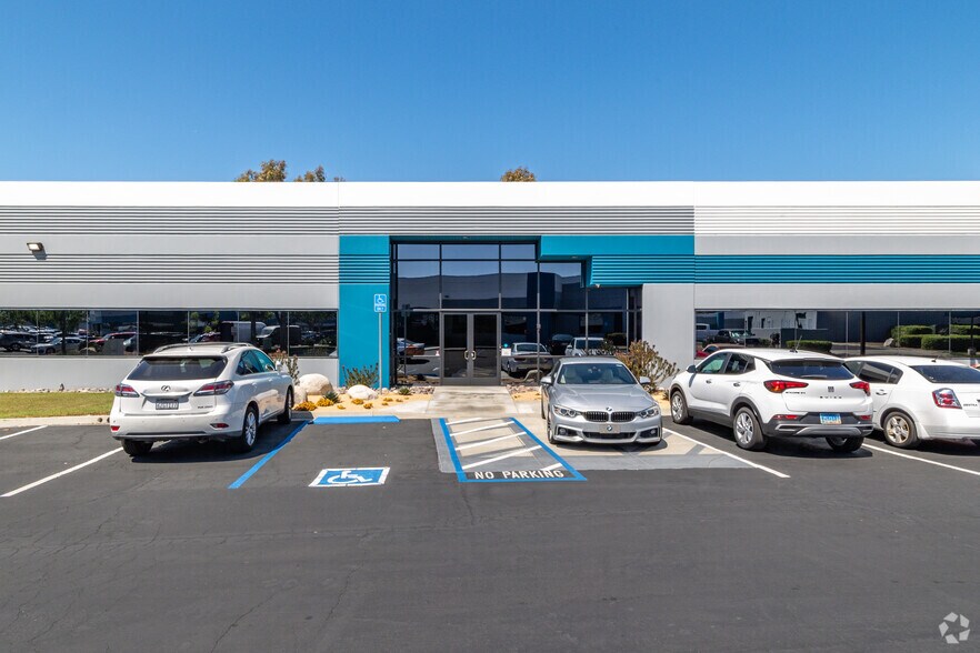 2728 Loker Ave W, Carlsbad, CA à louer - Photo du bâtiment - Image 3 de 4