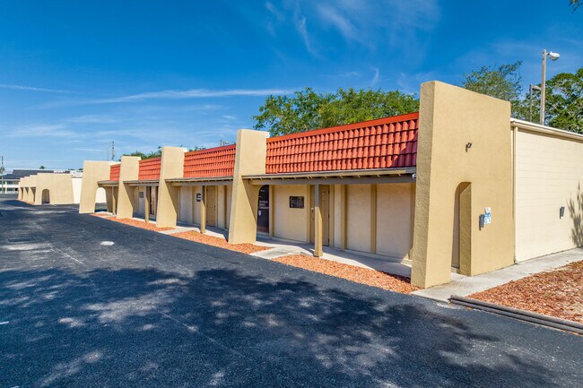 Plus de détails pour 2318 US Highway 19, Holiday, FL - Bureau à louer
