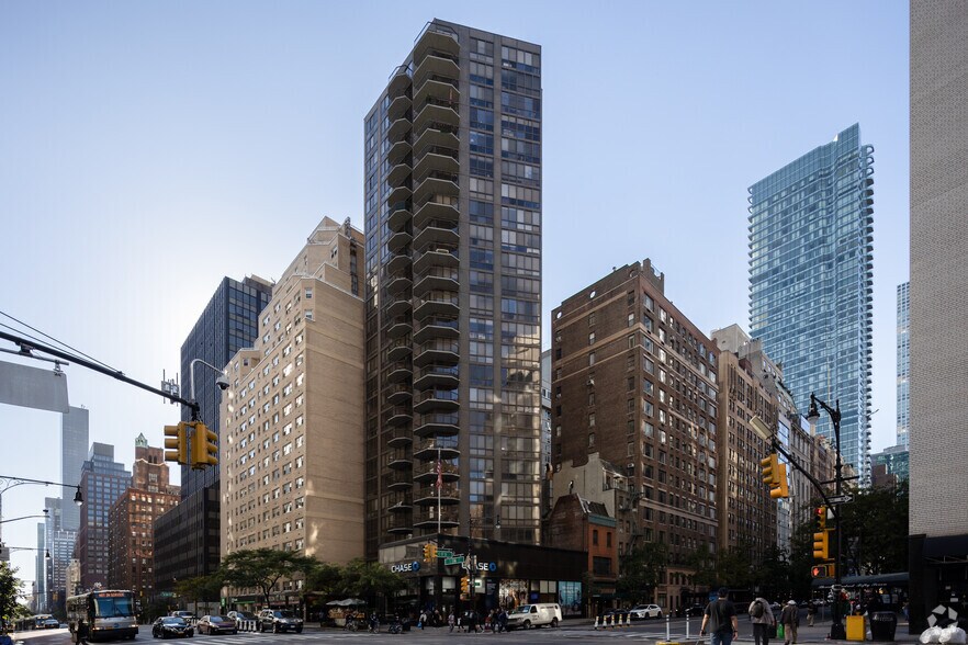 1037 1st Ave, New York, NY à louer - Photo du bâtiment - Image 1 de 4