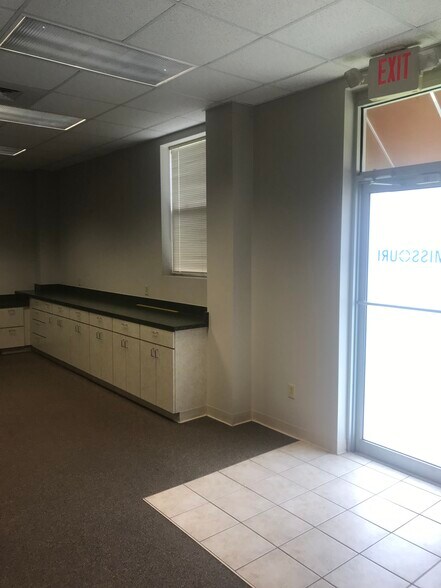 560 N Stewart Ave, Springfield, MO à louer - Hall d’entrée - Image 2 de 4