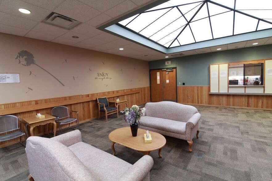 1451 S 44th Ave, Grand Forks, ND for sale - Interior Photo - Image 2 of 10