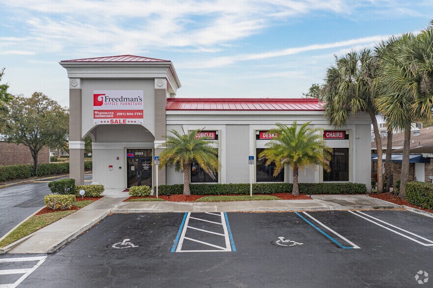 2055 Palm Beach Lakes Blvd, West Palm Beach, FL à vendre - Photo du bâtiment - Image 2 de 15