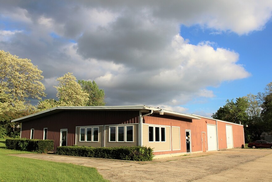 13571 Lincoln Rd, Morrison, IL for sale - Building Photo - Image 1 of 7