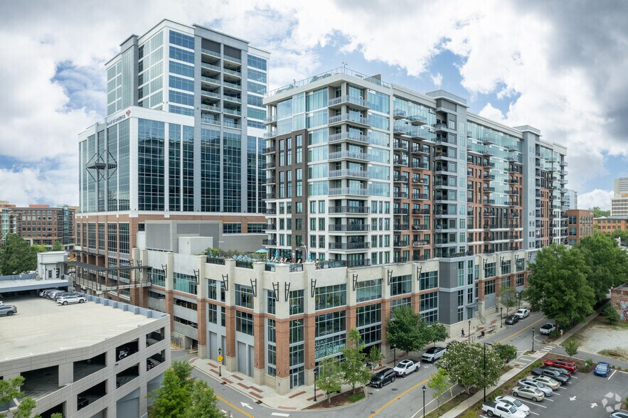 355 S Main St, Greenville, SC à louer - Photo du bâtiment - Image 3 de 28