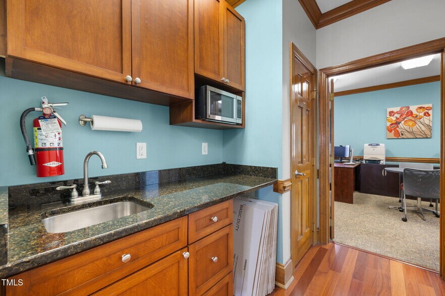 4002 Barrett Dr, Raleigh, NC à vendre - Photo intérieure - Image 3 de 34