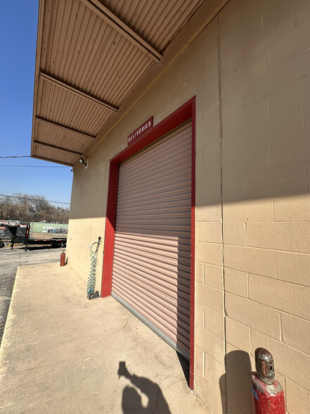 313 N Park Dr, San Antonio, TX for lease - Building Photo - Image 3 of 4