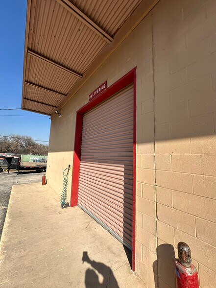 313 N Park Dr, San Antonio, TX à louer - Photo du bâtiment - Image 3 de 4
