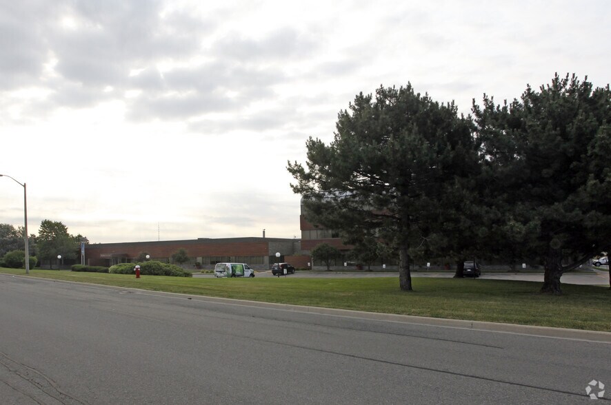 5770 Ambler Dr, Mississauga, ON à louer - Photo du bâtiment - Image 2 de 2