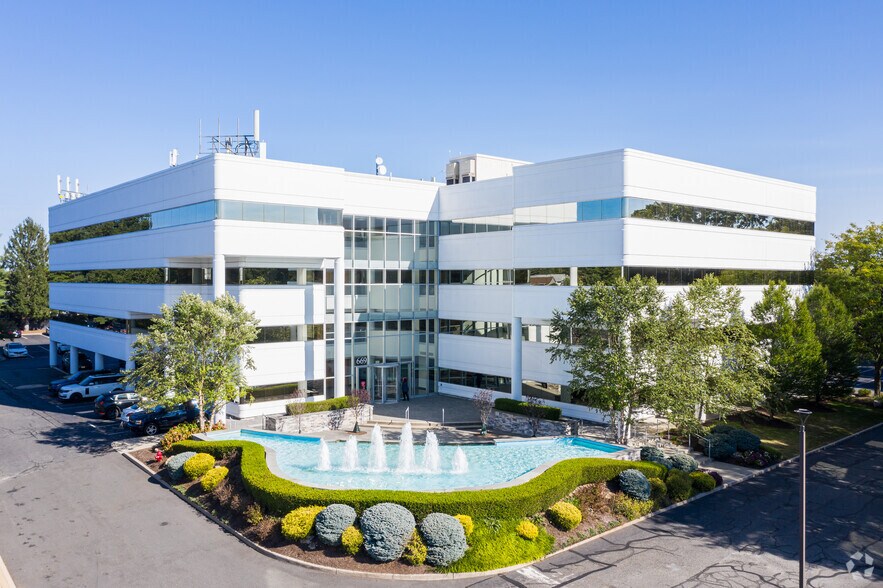 669 River Dr, Elmwood Park, NJ à louer - Photo du bâtiment - Image 3 de 7