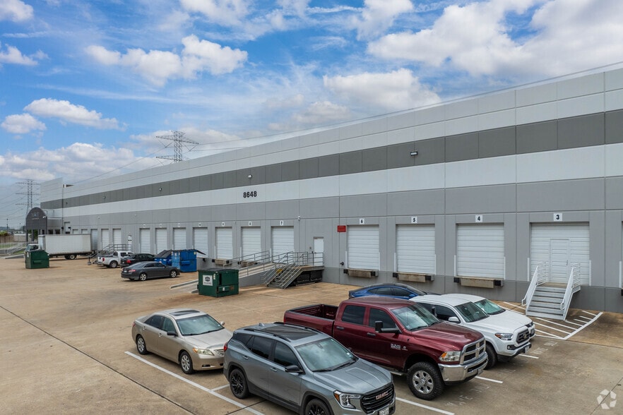 8648 Glenmont Dr, Houston, TX for lease - Building Photo - Image 2 of 7
