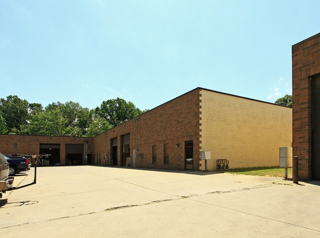 Plus de détails pour 380 Solon Rd, Bedford, OH - Industriel à vendre