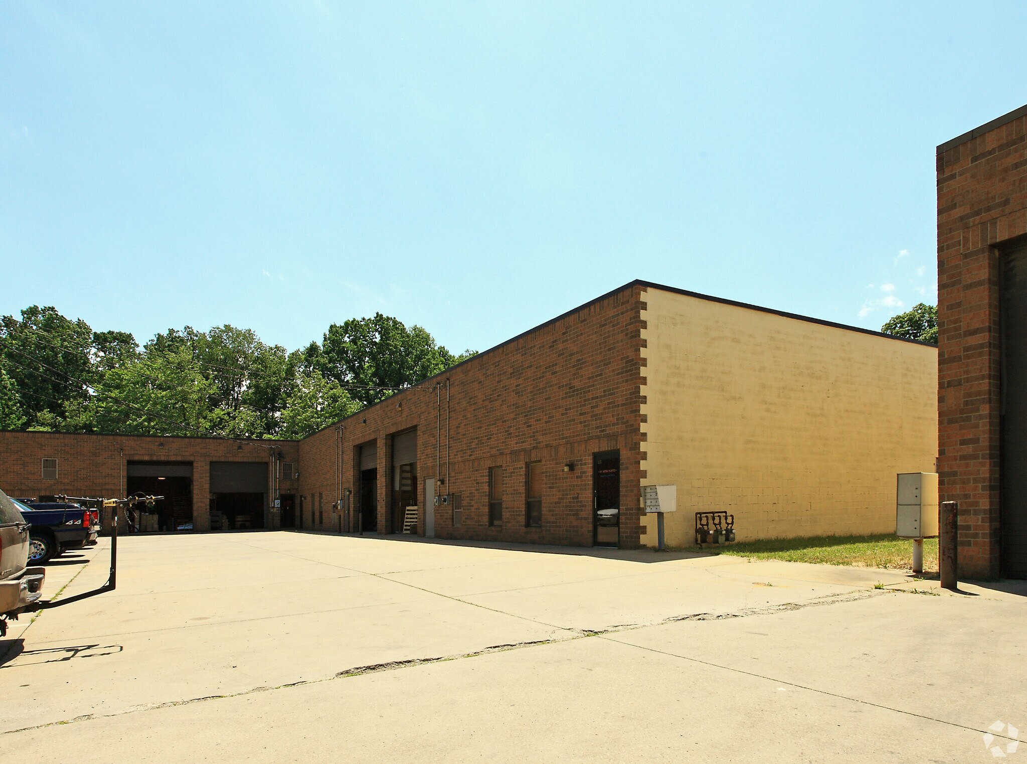 380 Solon Rd, Bedford, OH à vendre Photo principale- Image 1 de 12