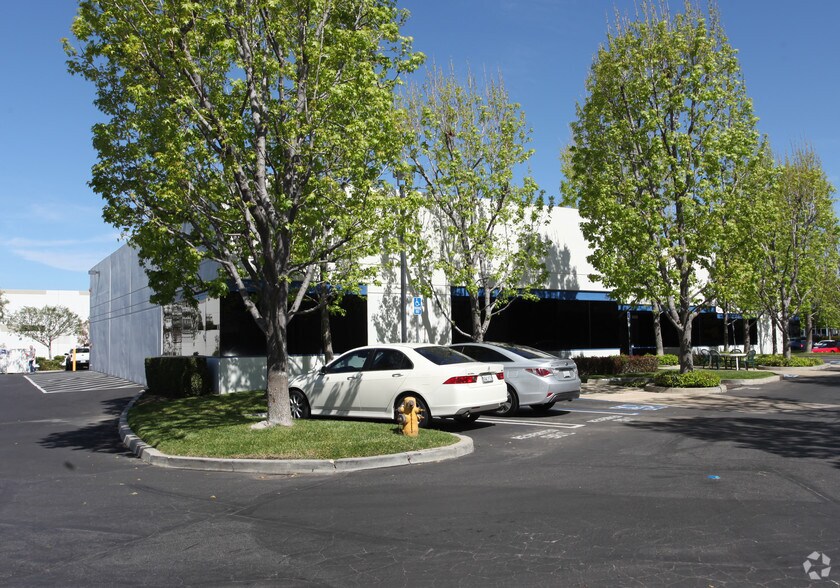 98 W Cochran St, Simi Valley, CA à vendre - Photo du bâtiment - Image 3 de 4