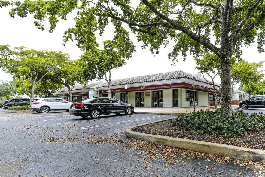 16351-16495 NW 67th Ave, Miami Lakes, FL à louer - Photo du bâtiment - Image 2 de 3