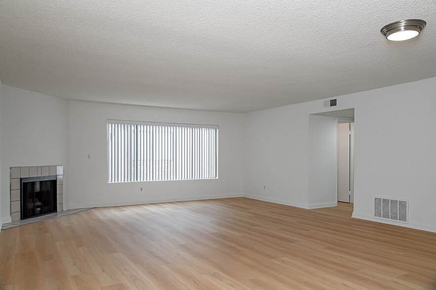 433 N Louise St, Glendale, CA for sale - Interior Photo - Image 3 of 9