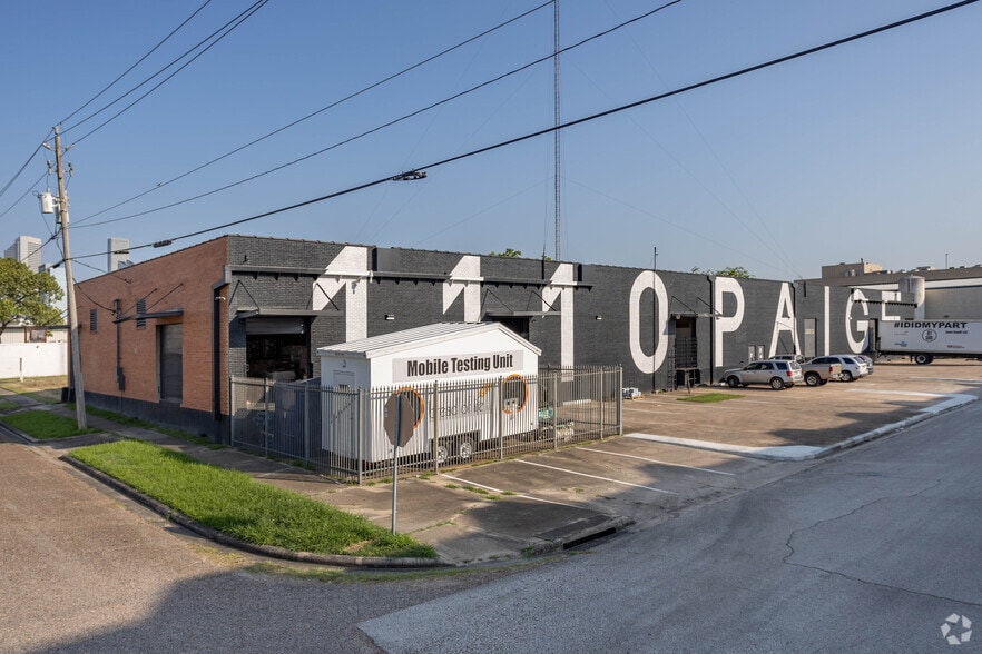1110 Paige St, Houston, TX for lease - Building Photo - Image 3 of 11